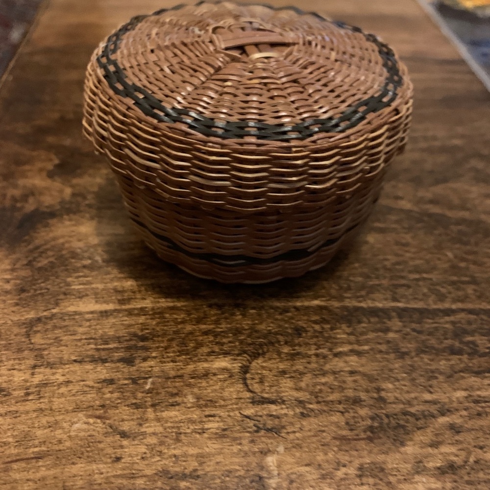Free item: Small wicker basket with lid